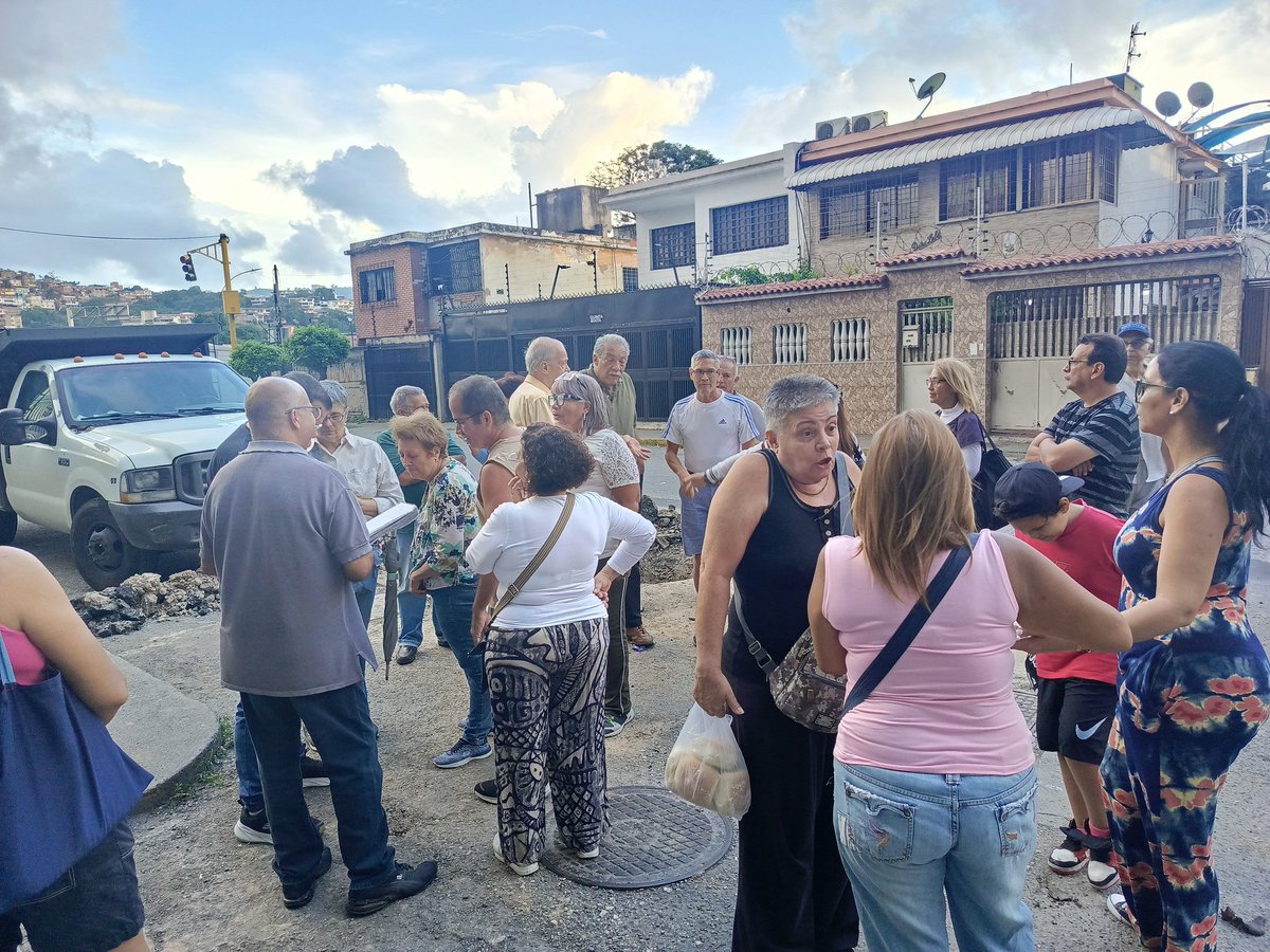 LaCaliforniaSi's tweet photo. ACTIVOS | #30Julio | Vecinos de #LaCalifornia preocupados por el incremento del racionamiento del servicio de agua (solo entra agua por 48 horas), realizaron una asamblea para organizar acciones que resuelvan la problemática. Se acordó constituir el Comité de Defensa del Agua. https://t.co/NP3GuGKKEi