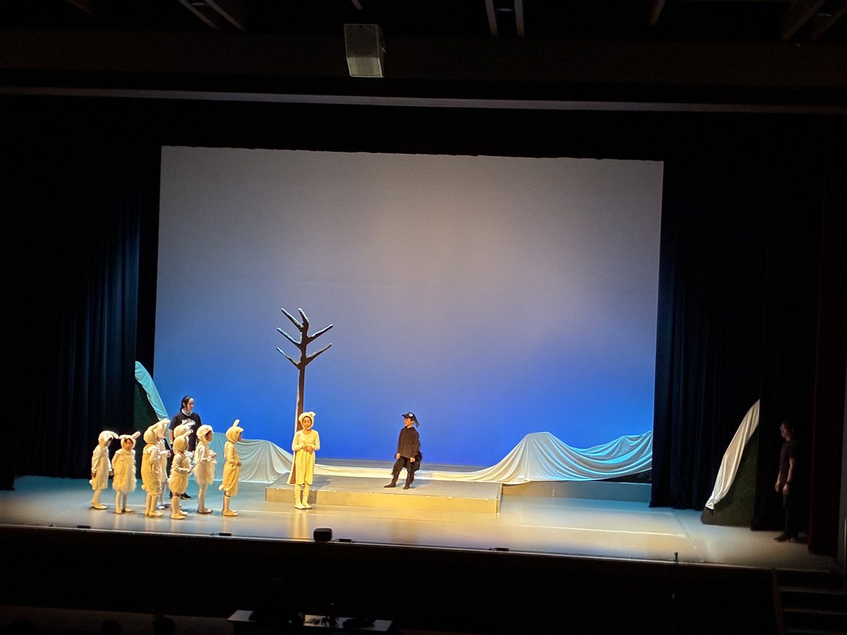 nanbumusic's tweet photo. 夏休み小学生演劇教室発表公演『森は生きている』5日間で作り上げるこのステキな企画✨子供たちの思い出に残る夏休みの1ページになったのではないでしょうか？
（写真はゲネプロ）
#舞台
#森は生きている
#マツユキ草
#挿入歌
#オペラ https://t.co/m9bjU1ZcCA