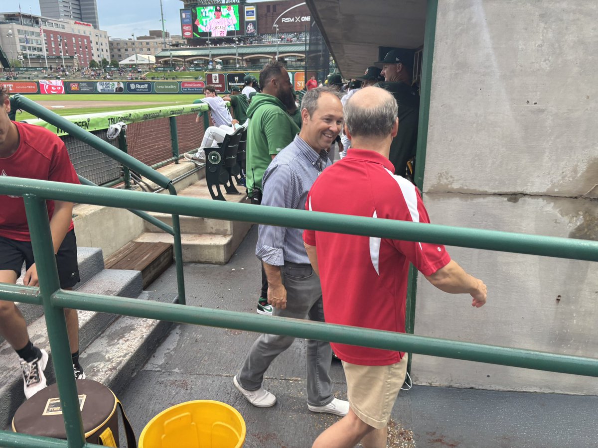RepStutzman's tweet image. After a short rain delay thanks to the hard work of the @FW_GroundsCrew, I had the opportunity to hop on @ParkviewField to meet Johnny Tincap and the folks that make @TinCaps baseball the best team in the @MiLB! #CapsOn 🍎