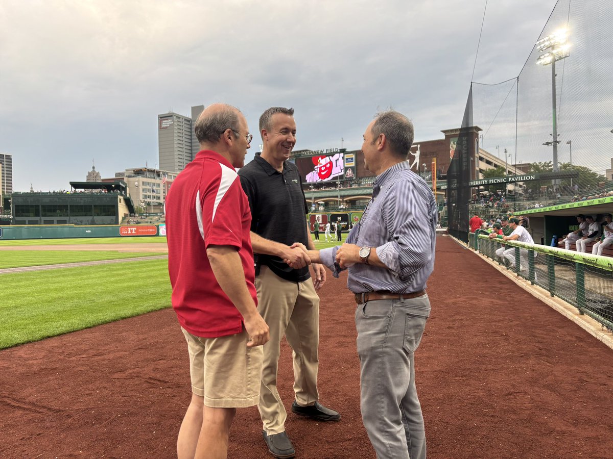 RepStutzman's tweet image. After a short rain delay thanks to the hard work of the @FW_GroundsCrew, I had the opportunity to hop on @ParkviewField to meet Johnny Tincap and the folks that make @TinCaps baseball the best team in the @MiLB! #CapsOn 🍎