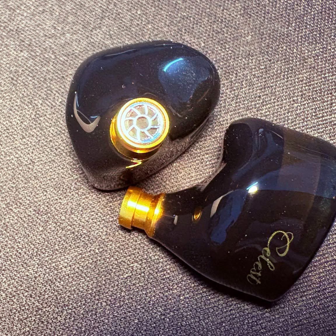 celestaudioLSR's tweet image. 楽器の分離感と定位は実際とても優れています。安価なモデルではこの点が弱く、特に情報量の多い曲では音がぼやけたり混雑したように感じられることが多いですが、このIEMはその点を非常によく処理してくれます。正直、驚くほどです。
レビュー提供： JoshBiv1
全文はこちら：
head-fi.org/.../kinera-cel…