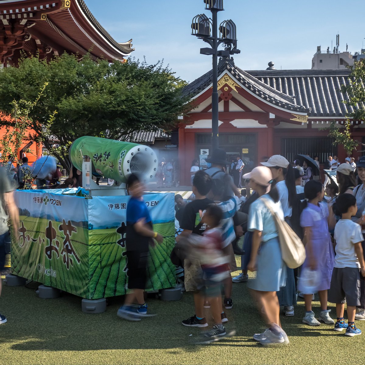 #浅草寺 内に設置されてた #お～いお茶 のミストマシン
大好評の様子でした
酷暑の中ありがたい配慮、広告効果も抜群ですね