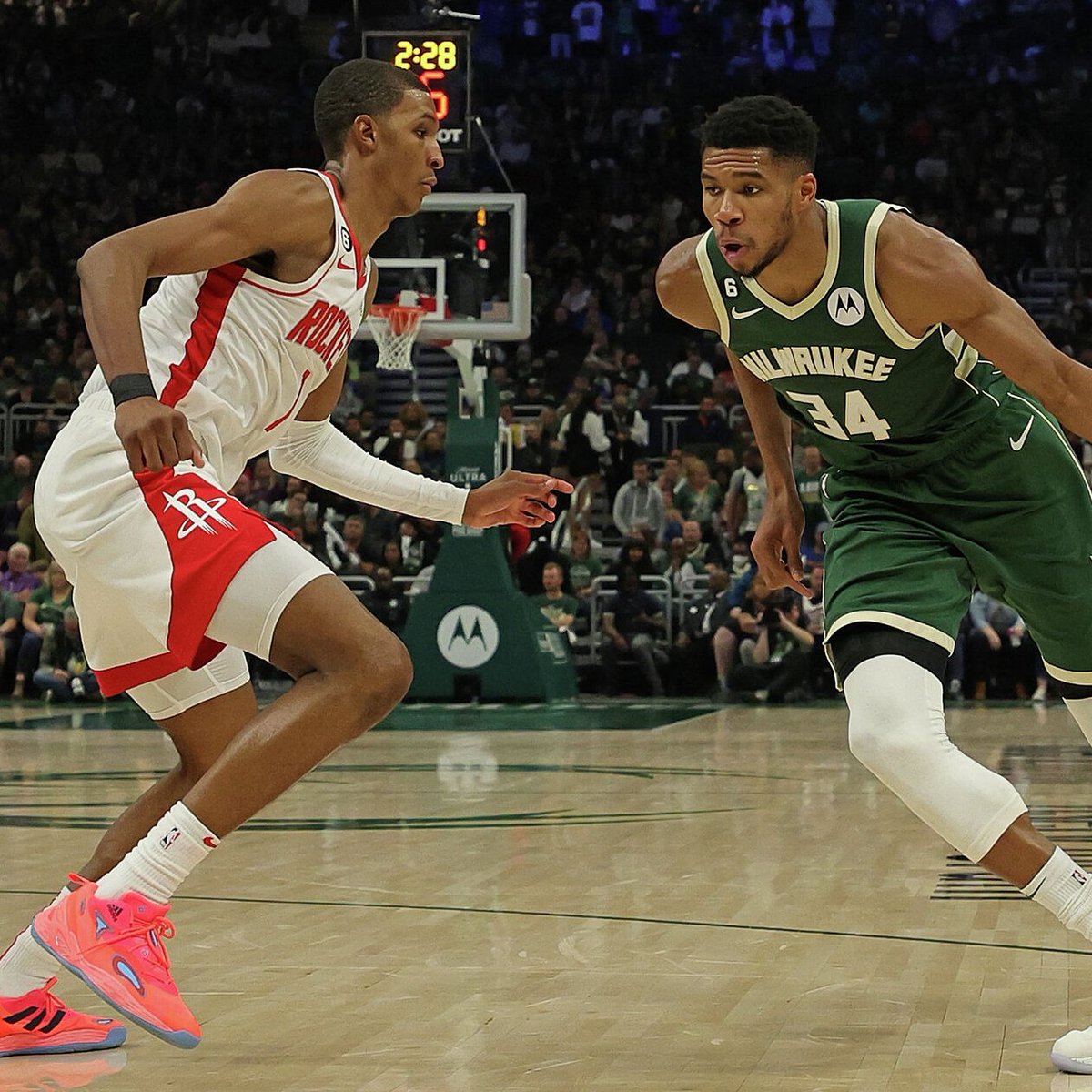 BucksRealm (@bucksrealm) on Twitter photo Jabari Smith Jr. on his welcome to the NBA moment:
"My second game in the NBA we played the Bucks. We were in film prepping, obviously saying build a wall. There was no wall."
Giannis finished the game with 44 on 17/21 shooting.
(via <a href="/OldManAndThree/">TheYoungManAndTheThree</a>, h/t <a href="/Bucks_Breakdown/">Bucks Breakdown</a>) Jabari Smith Jr. on his welcome to the NBA moment:
"My second game in the NBA we played the Bucks. We were in film prepping, obviously saying build a wall. There was no wall."
Giannis finished the game with 44 on 17/21 shooting.
(via <a href="/OldManAndThree/">TheYoungManAndTheThree</a>, h/t <a href="/Bucks_Breakdown/">Bucks Breakdown</a>)
