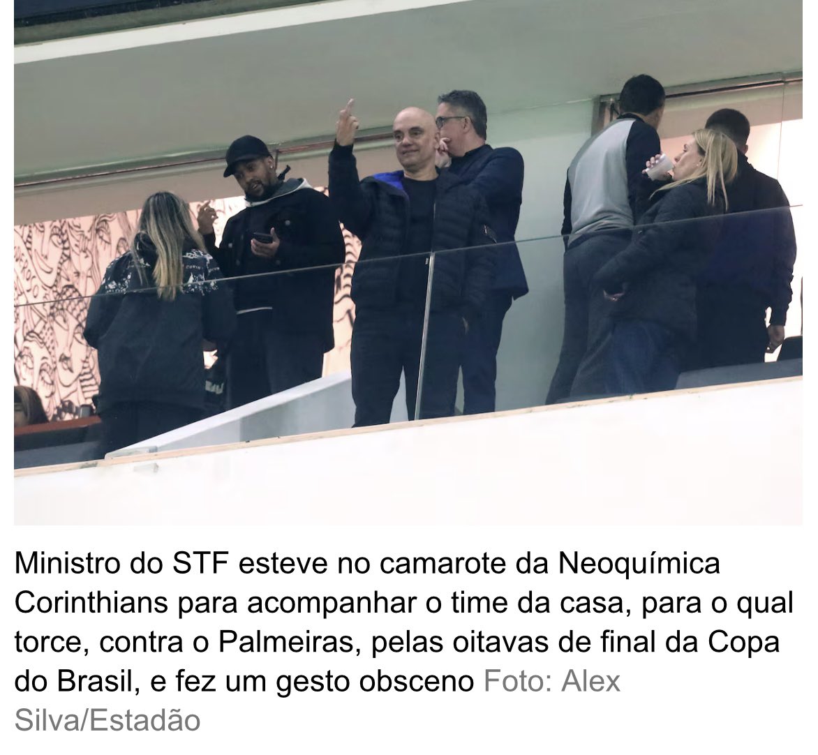JeffreyChiquini's tweet photo. O “salvador” da democracia brasileira mostrando o dedo do meio para quem não votou nele. https://t.co/kaU1eYFA5U