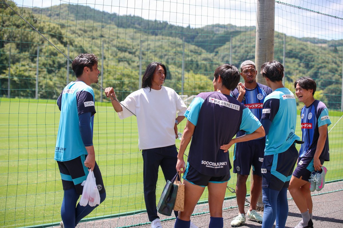 hollyhock_staff's tweet photo. 昨日、アツマーレに昨年 #水戸ホーリーホック でプレーし、今年から東京国際大学サッカー部GKコーチに就任した #富居大樹 さんが来てくれました👏

久しぶりの再会に選手・スタッフのみんなもとても嬉しそうでした🐉✨

@103123td
#水戸ホーリーホック https://t.co/cMSVUvXhGp