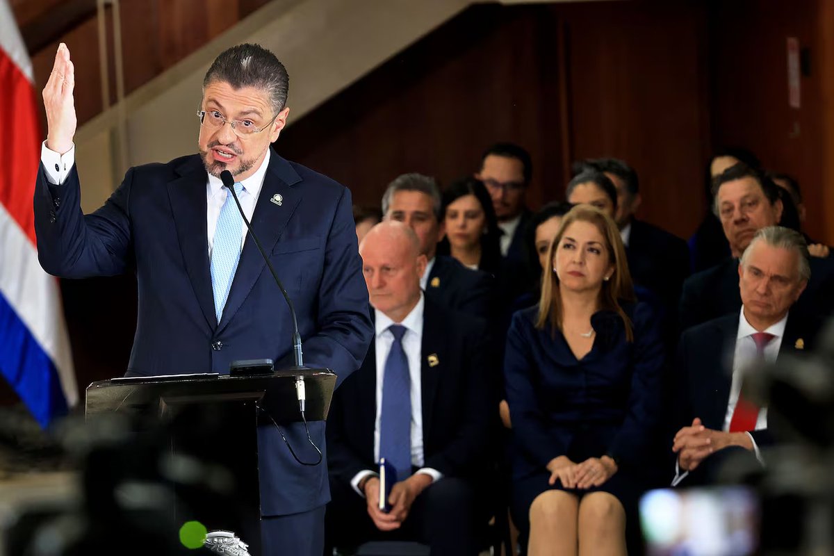 La cara de emoción de sus ministros...