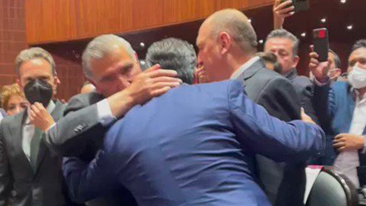 <a href="/Radio_Formula/">Grupo Fórmula</a> Se rompió el "pacto de sangre" entre Drácula y Amlito. Los dos tratan de salvar sus respectivos pellejos, negociando un posible desafuero.
Las traiciones están al orden del día entre ambos personajes.
La máscara palaciega de Amlito vs la escoba barredora de Drácula.
#PRI