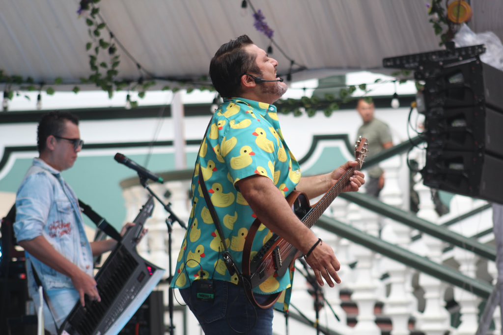 🎶✨ ¡La #35FNLIyJ se llenó de ritmo y alegría con el concierto de Rizoma!

Su energía hizo vibrar el Colegio Preparatorio de Xalapa y puso a todos a bailar.

📍Ven y disfruta más momentos inolvidables con nosotras y nosotros.