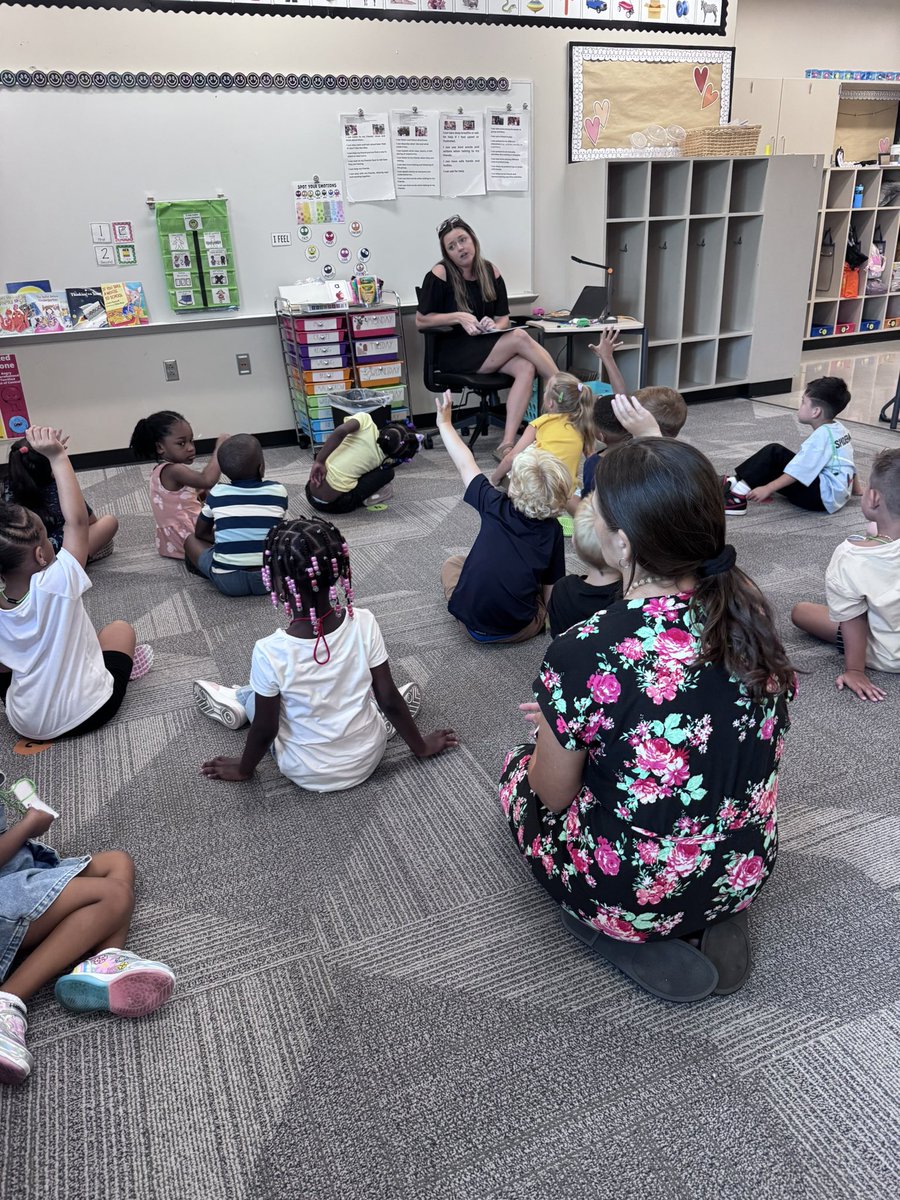 Is there anything better than Kindergarteners on their first day of school? #hickoryelementary #mssiddens