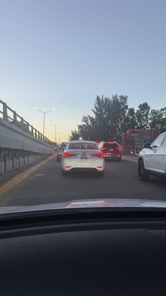 ReY_DuGa's tweet photo. @parquemetroleon @municipio_leon 
Que ingenioso estacionamiento lleno y poner un carril de espera para entrar y ocasionar diario más caos vial donde ya existía aplausos para ustedes https://t.co/33RosfSUxU