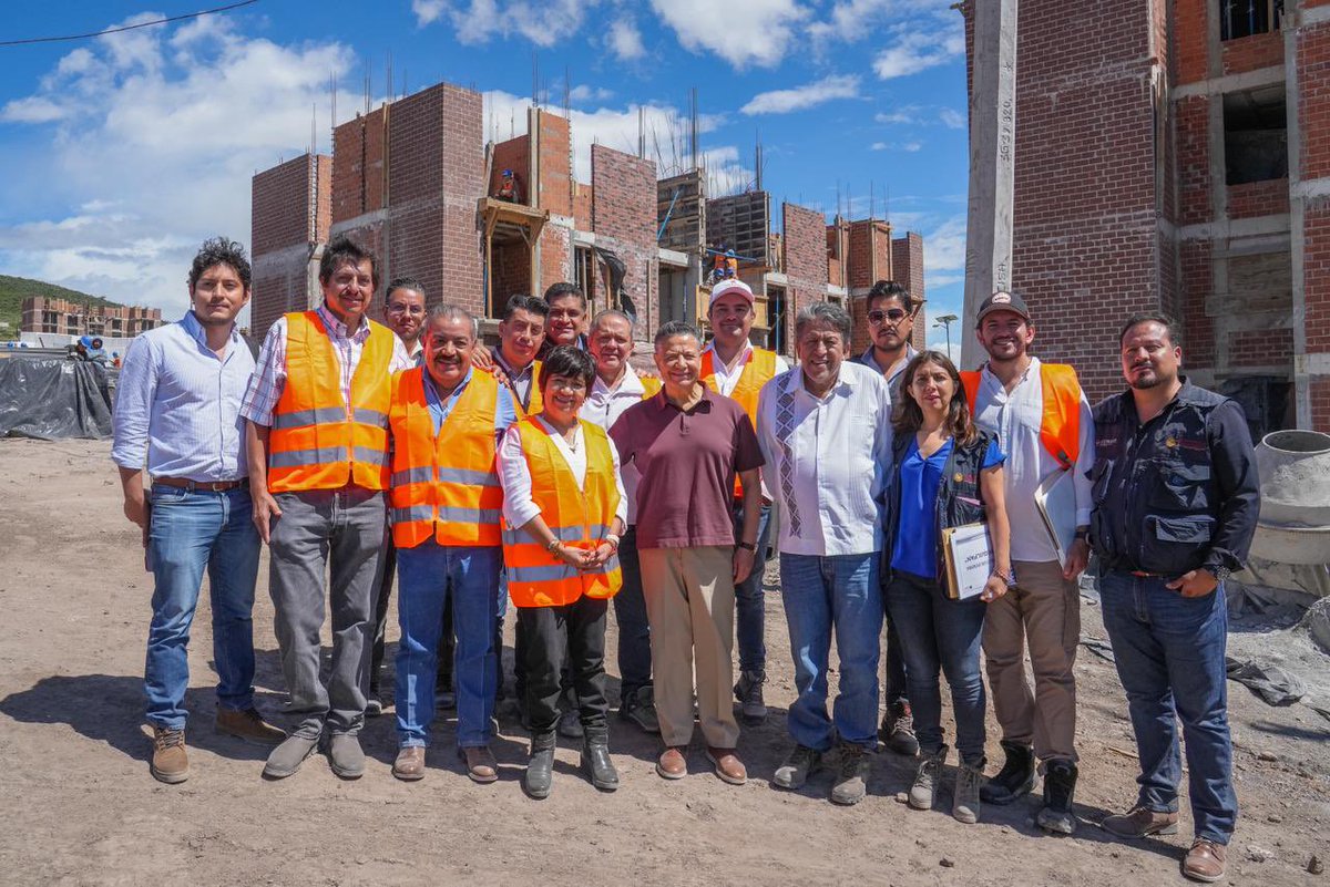 Junto al gobernador de Hidalgo, @Juliomenchaca_ y @RodrigoChavez, director general de <a href="/Conavi_mx/">Conavi</a>, realizamos un recorrido de obra del Programa de #ViviendaParaElBienestar 

Estamos reforzando la coordinación para obtener más reserva territorial y cumplir con las metas.