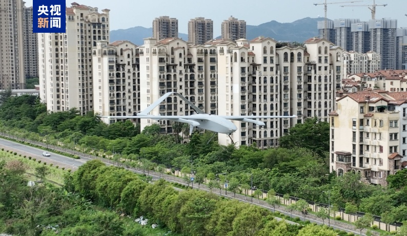 A drone carrying fresh seafood took off from Zhuhai and landed in Guangzhou after a 55-minute flight on Wednesday in south China's Guangdong Province, marking the launch of the first intercity long-range drone logistics route in the Guangdong-Hong Kong-Macao Greater Bay Area. The