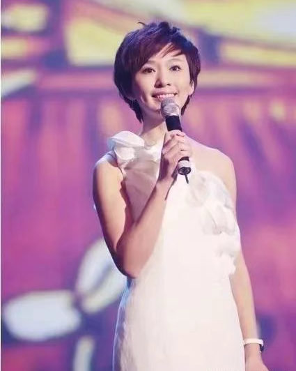 48岁前央视主持人欧阳夏丹，回应“老了谁照顾你”：老了找护理、病痛找陪护；不一定结婚，顺其自然