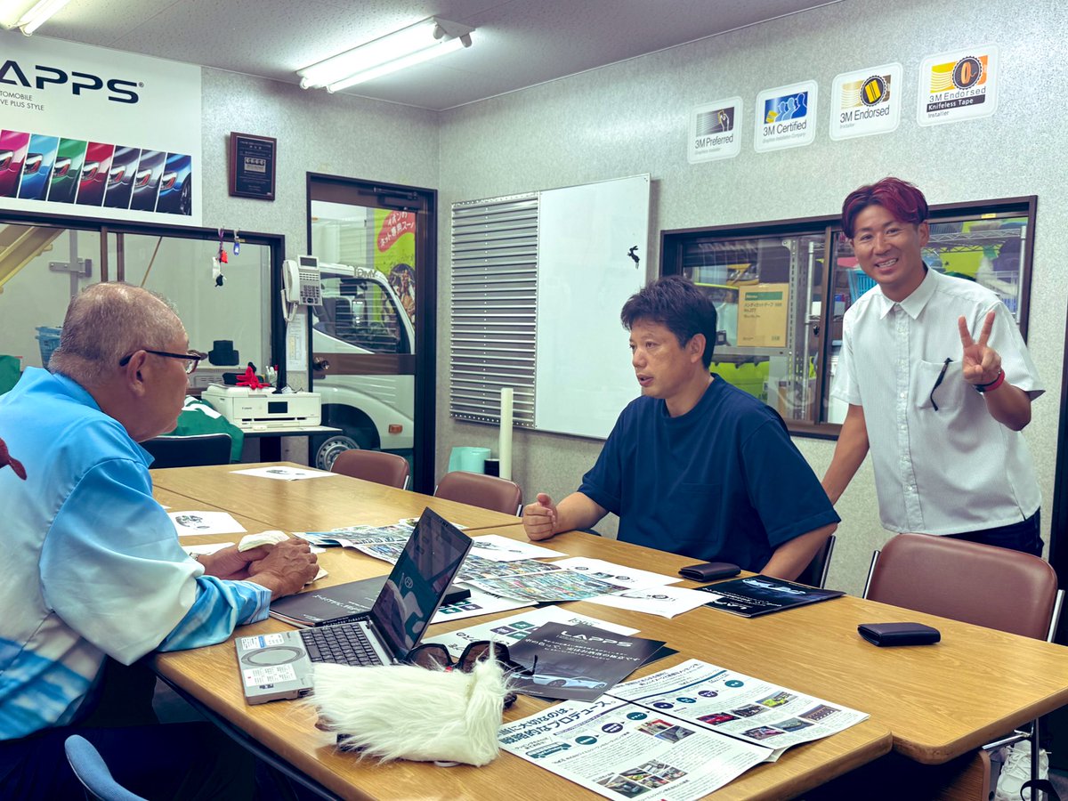 moriryuichi_emr's tweet photo. 高級車のラッピングといえばLAPPS!
カーラッピング仙人、ヤマガじぃーじと、令和の虎の井口さんのコラボ動画の現場に潜入。🚘
#LAPPS
#カーラッピング
#高級車
#令和の虎 https://t.co/S1ZhluWwYW