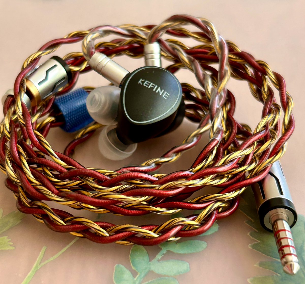 おはよーございます♪
左側からノイズが出て交換になっていた
Quatioくん帰ってきました。
迅速な対応をしてくださった＠HifigoJp さんありがとうございます♪

✨本日のセット✨
KEFINE Quatio
GYHiFi-372
お相手は水槽さん🎵