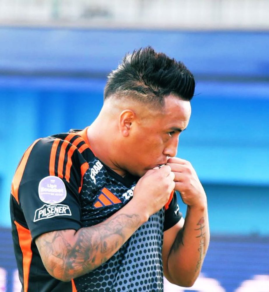 Lo de hoy no puede volver a pasar y no me refiero al espantoso juego. Me refiero a mantener un jugador en la cancha estando LESIONADO. Vergonzoso y penoso lo que pasó hoy con Cristhian Cueva