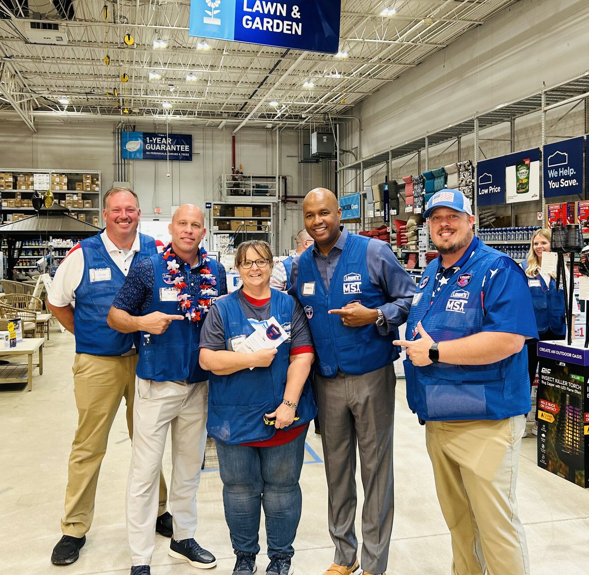 Great Visit today in Store 477 with <a href="/DamonBennettR7/">DBennett</a> and the Region 1 Team. Had some great MST recognition for appreciation week and was good to see everyone in their Blue Vests!  @MYoungsonLowes <a href="/JBBailey9/">JBBailey</a> <a href="/kennygrimsley/">Kenny Grimsley</a>