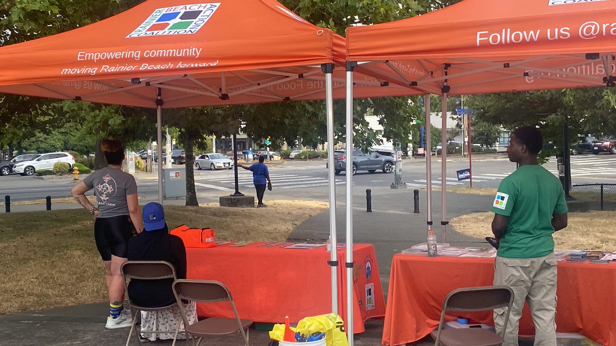 IRobersone's tweet photo. The team is aligned for work today you can’t tell when a team is ready to support its community when they are vigilant toward its surroundings,at rainier beach community center.@rainierbeach #rainier beautiful https://t.co/WoFea38HtI