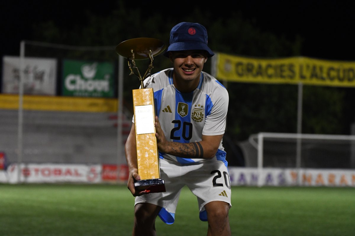 🏆🥇 ¡Uriel campeón con Argentina!

La Selección Sub 17, con Ojeda en el plantel, se consagró en el torneo de La Alcudia (España), tras vencer 2-0 al Valencia en la final. 

📸 AFA

🙌🇦🇷 El pibe del Ciclón marcó dos goles en el certamen y mostró toda su calidad. ¡Felicitaciones a