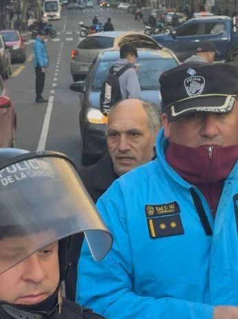 marianoemartin's tweet image. Provocó y después se cobijó detrás de policías. ¿En serio @jorgemacri cae tan bajo como para usar infiltrados que puedan pasar por jubilados?