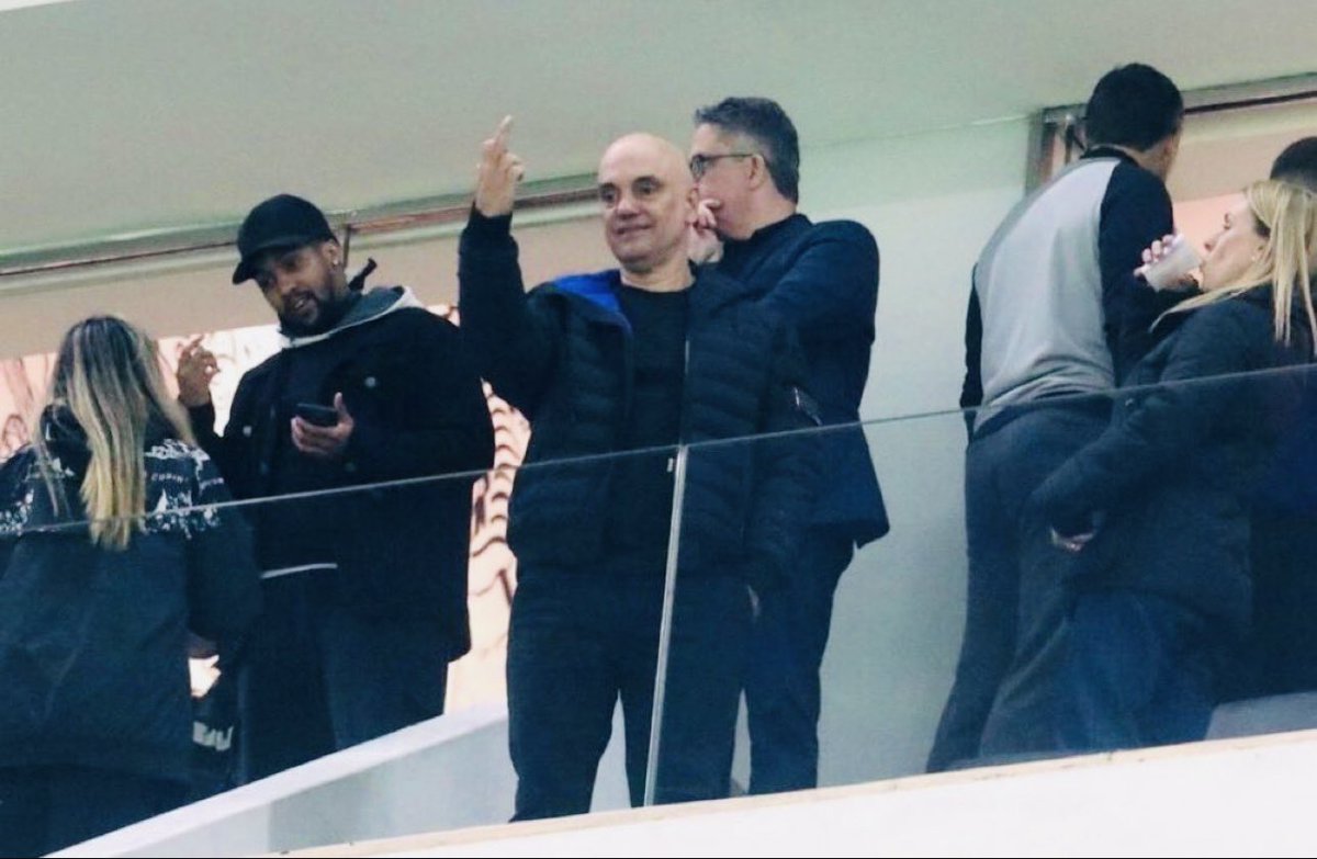 AndreMarinho's tweet image. A imagem é poderosa porque revela o abismo entre o personagem institucional e o homem em crise.

O juiz virou torcedor.
A toga virou jaqueta.
A racionalidade virou impulso.
E o decreto virou dedo do meio.