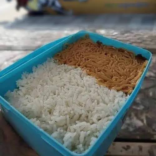 Selamat pagi adik-adik, kalo udah selesai berenangnya jangan lupa makan yaa <a href="/seugnkwani/">ʕ – ᴥ –マ</a> @verneonline <a href="/featdinoc/">Dino</a>