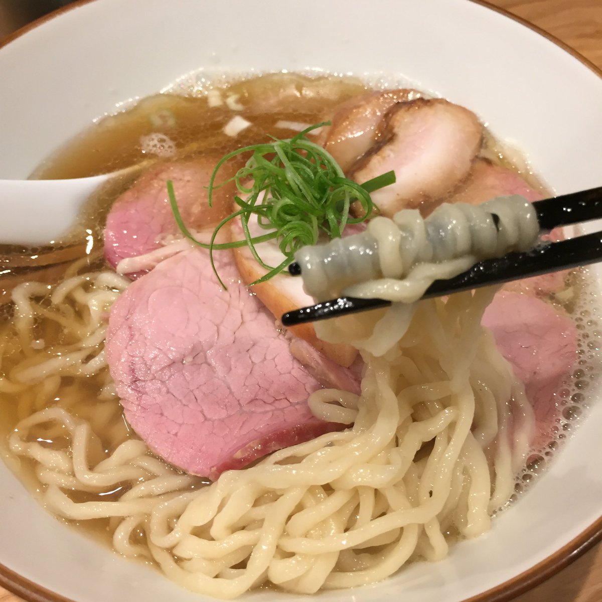 yuka_Rahmen's tweet photo. 昨日はらぁめん鴇　さんに行ってきました♪
白醤油チャーシューめんを頂きました〜
あっさり魚介出汁系で手揉の麺が美味しいですね
チャーシューもいろんな種類があって食べてて楽しかった😆
予約なしでも入れましたが回ごとのご案内になるみたいなので予約していく方がスムーズかも‼️ https://t.co/ok1cxG7Z6B