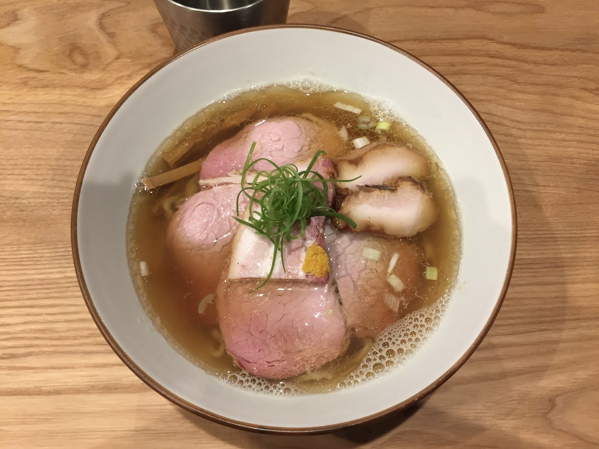 yuka_Rahmen's tweet photo. 昨日はらぁめん鴇　さんに行ってきました♪
白醤油チャーシューめんを頂きました〜
あっさり魚介出汁系で手揉の麺が美味しいですね
チャーシューもいろんな種類があって食べてて楽しかった😆
予約なしでも入れましたが回ごとのご案内になるみたいなので予約していく方がスムーズかも‼️ https://t.co/ok1cxG7Z6B