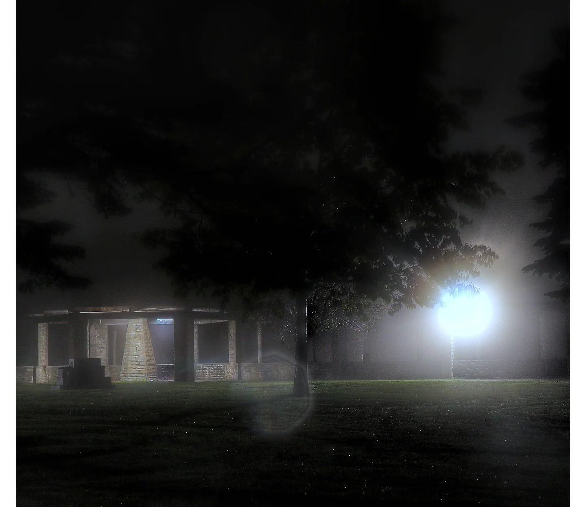 Spooky nights at the Hamilton mountain brow (Instagram:fly2hi)

#HamOnt #Hamilton