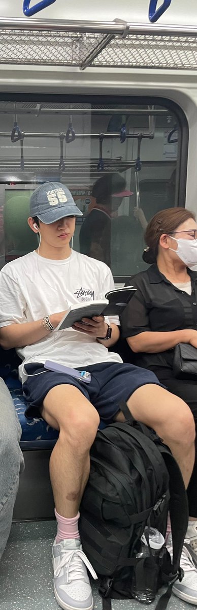zzangnyeong's tweet photo. 지하철에서 줄이어폰끼고 책읽는데 좋은향기가낫다는남자 근데 개짧은반바지에 핑크양말 바리바리백팩까지 최종찐따룩 우리 박진영이 확실합니다 https://t.co/8jKsTQ0m83