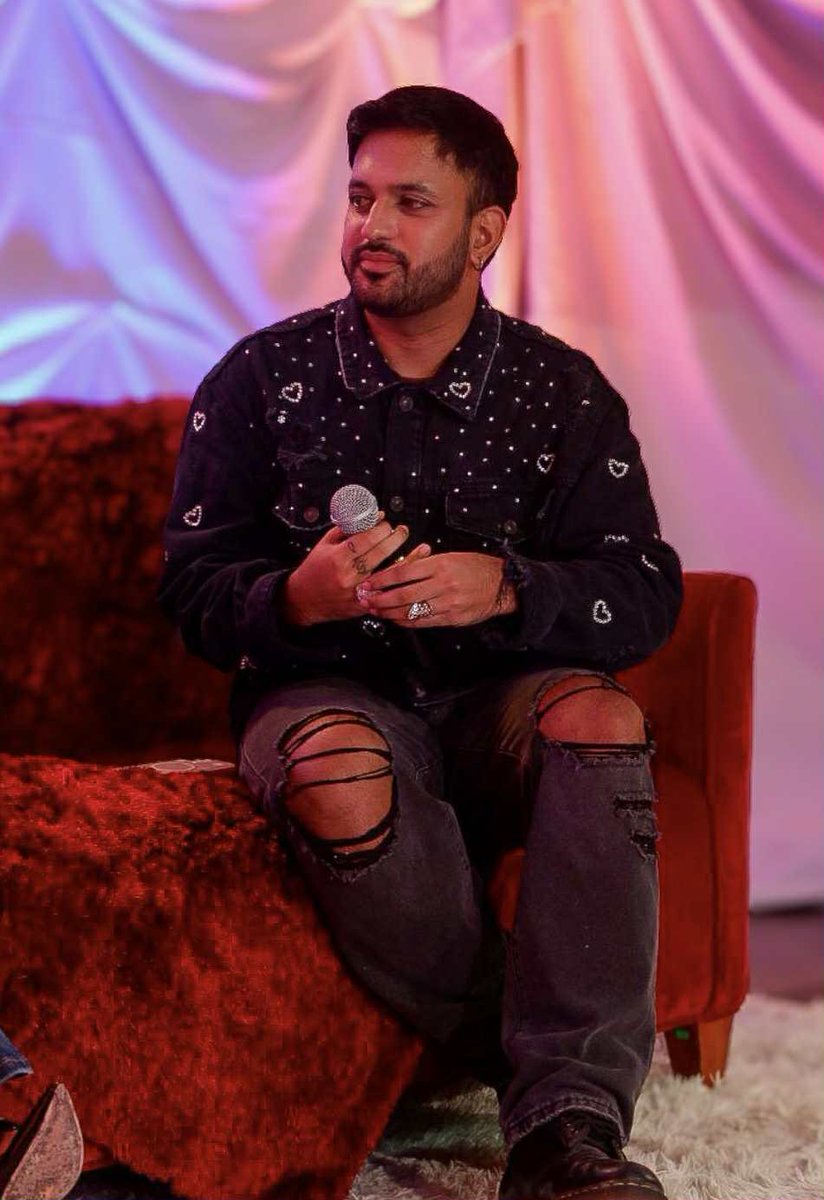 MegaKapamilya's tweet image. ZION, BONGGA ANG MV LAUNCH! 🙌🏻

Nagpakitang gilas ang rising singer-songwriter na si Zion Aguirre sa music video launch ng single niyang #AyokoNa!

#AyokoNa #StarMusic #MEGAkapamilya