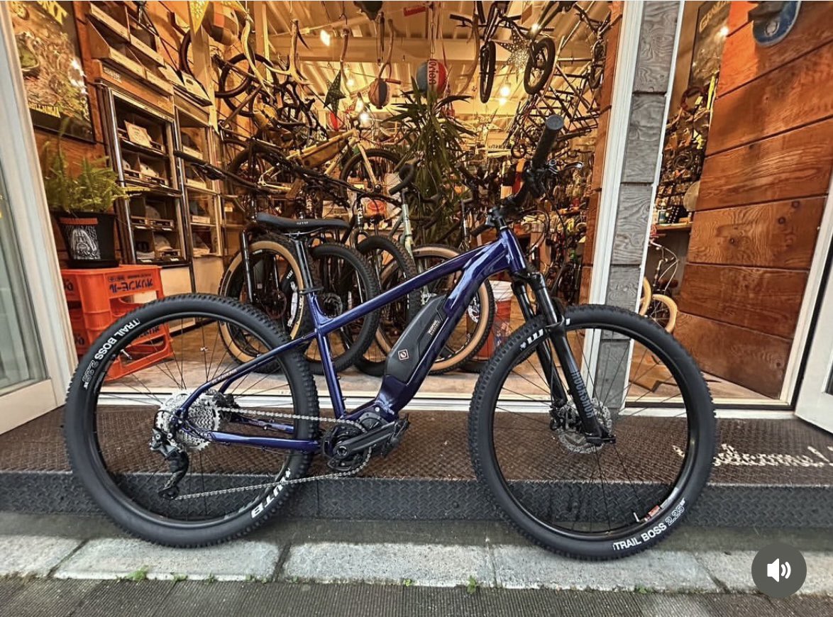 HAKODATE_CRAFT's tweet photo. 今回製作したのは、いつも手がけている作品とはまったく異なる、マウンテンバイク用のフレームカバーです。

#ハンドメイド
#レザークラフト
#革細工
#手作り作品
#オーダーメイド
#ものつくり 
#マウンテンバイク
#MTB
#バイクカスタム
#バイクアクセサリー https://t.co/XSuKwfWDLM