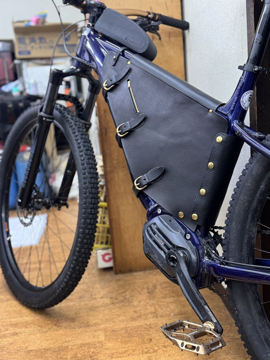 HAKODATE_CRAFT's tweet photo. 今回製作したのは、いつも手がけている作品とはまったく異なる、マウンテンバイク用のフレームカバーです。

#ハンドメイド
#レザークラフト
#革細工
#手作り作品
#オーダーメイド
#ものつくり 
#マウンテンバイク
#MTB
#バイクカスタム
#バイクアクセサリー https://t.co/XSuKwfWDLM