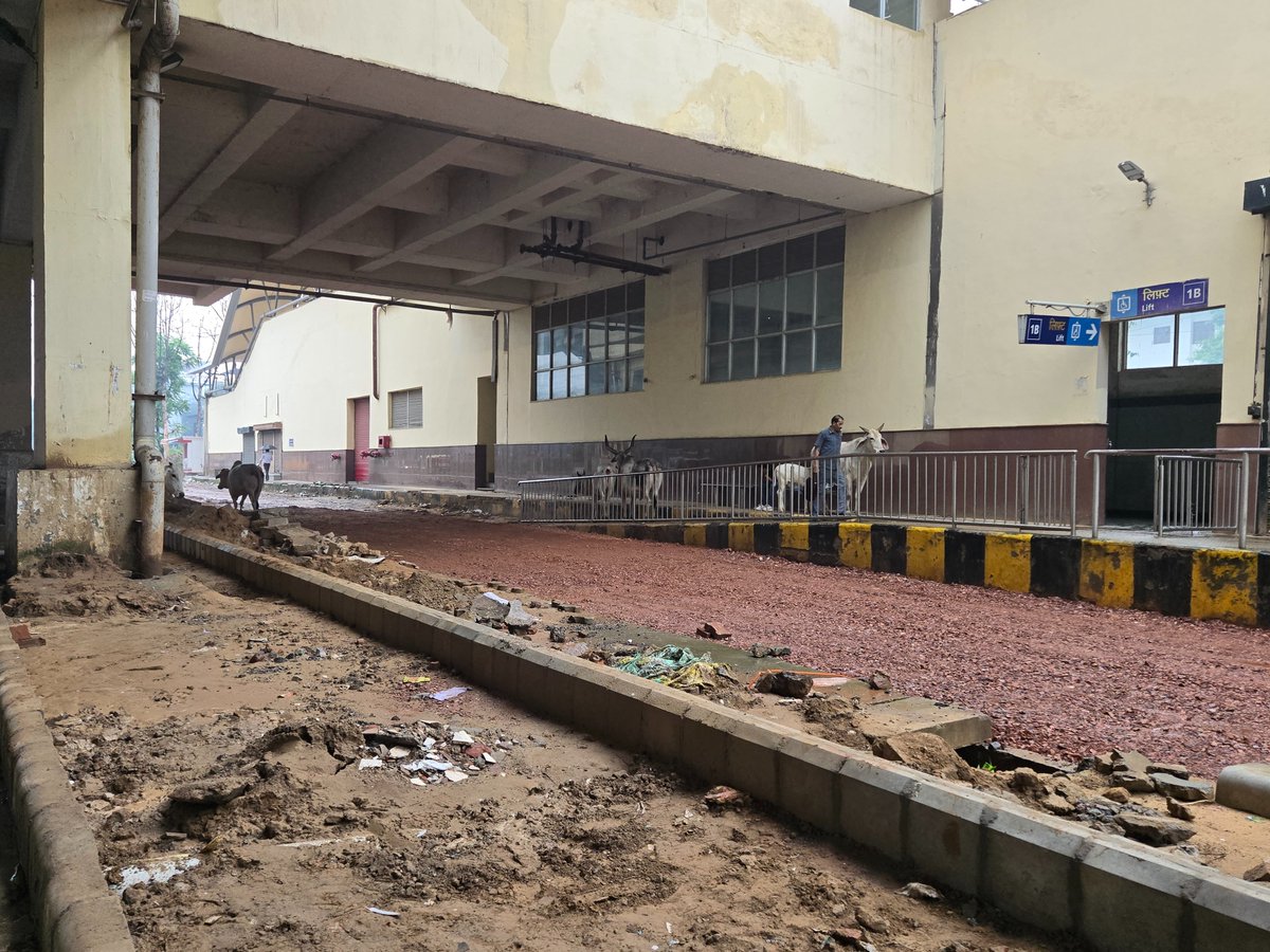 utk_josh's tweet photo. 31st July, 730am. Sector 55-56 metro station. Please suggest action.

#SwachhGurugram #CleanCity #CleanlinessDrive #MCG #DistrictAdministration #Gurugram #Haryana

@DC_Gurugram @MunCorpGurugram @TrafficGGM @AjayKumarIAS13 @cmohry @NayabSainiBJP @Rao_InderjitS @narendramodi https://t.co/fylz3Gsxeo