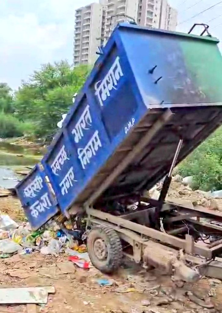 😭 जब <a href="/MCManesar/">Municipal Corporation Manesar</a> सफाई करने के बजाय खुद कूड़ा इल्लीगल माइक्रोट ग्रीनबर्ग सेक्टर-86 के सामने डालना शुरू कर दी है तो फिर हम आम नागरिक क्या ही कर सकती हैI दुखद है यह देख MCM टीम कूड़ा के समस्या का समाधान करने में पूरी तरफ से असफल हैं <a href="/cmohry/">CMO Haryana</a> <a href="/CPCB_OFFICIAL/">Central Pollution Control Board</a> <a href="/RaoNarbir/">Rao Narbir Singh</a> <a href="/NayabSainiBJP/">Nayab Saini</a>