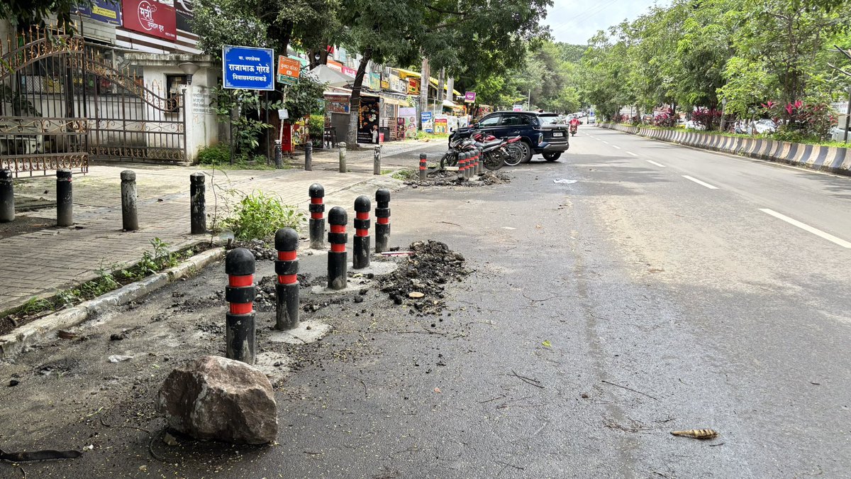 कुमार परिसर  , सं. ठाकरे पथ.  , कोथरुड येथे रस्स्त्यात बोलार्ड उभारण्यात आले आहेत. Building A1. 
परंतु राडारोडा व दगड तेथेच रस्त्यावर  टाकले आहे. <a href="/PMCPune/">PMC Care</a> तो संपुर्ण साफ करावा ही विनंती. 
बोलार्ड रस्यात का लावले हा ही एक प्रश्न आहे. धन्यवाद. 🙏🏻
सर्वत्र राडारोडा का सोडुन जातात?