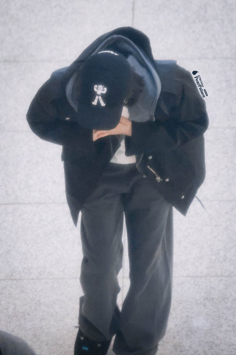 팬들 발견하더니 모자 고쳐쓰고 꾸벅 인사하는 김태리가 귀엽다고 아 귀여워 귀엽다니까