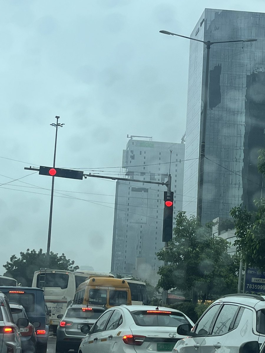 major_talks's tweet photo. @Noidatraffic sector 104 red light near skymark mall traffic jam daily .. no one to man in morning https://t.co/JozIamsx95