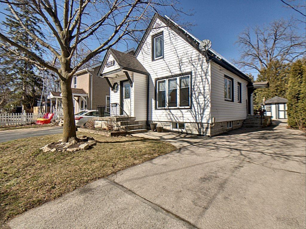 KrishnRamesh's tweet image. Renting a 2 bed/1.5 bath house in Dundas ON (hamilton) for $2950/mo. DMs open if you&apos;re interested 🏡