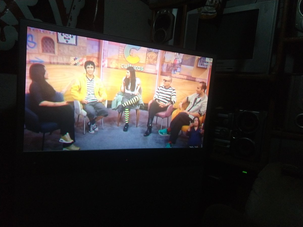 #culturas22 <a href="/claudifonos/">Claudífonos</a> <a href="/luisalaouija/">Luisa La Ouija</a>  pasando lista y disfrutando de un mezcal  mientras veo el programa en esta lluviosa noche esa bandera de culturas 22 ,va un fuerte abrazo