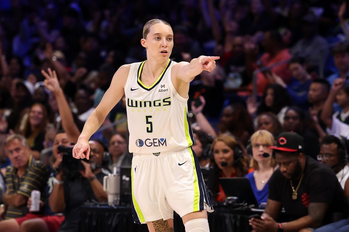 youhuauto97732's tweet photo. Paige Bueckers is on fire 🔥
15 straight games in double figures, 24 points, 9 dimes, and the W is hers.
Rookie? Nah, she’s already running the league. 🏀💪
#PaigeBueckers #WNBARising #WingsWin https://t.co/OGYx3JHRk8