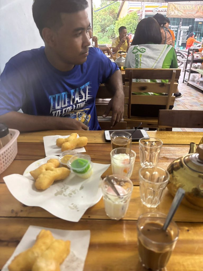 First5668's tweet image. เสื้อน้ำเงินโสดนะค้าบ