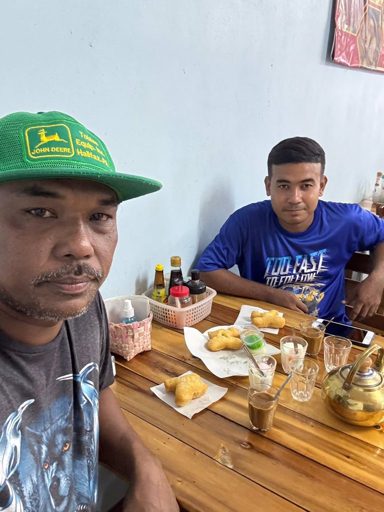 First5668's tweet image. เสื้อน้ำเงินโสดนะค้าบ