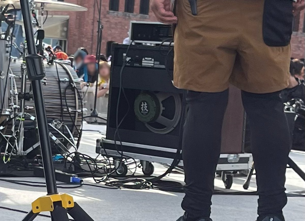 ムロフェスでJC-120に技スピーカー入れてるバンドさんいるの見てこの方法もあったか！と思った。
自分でも弾いてみたいな〜どんなレスポンスになるんだろう？
技スピーカー自体の評判もいいから尚更気になる…！