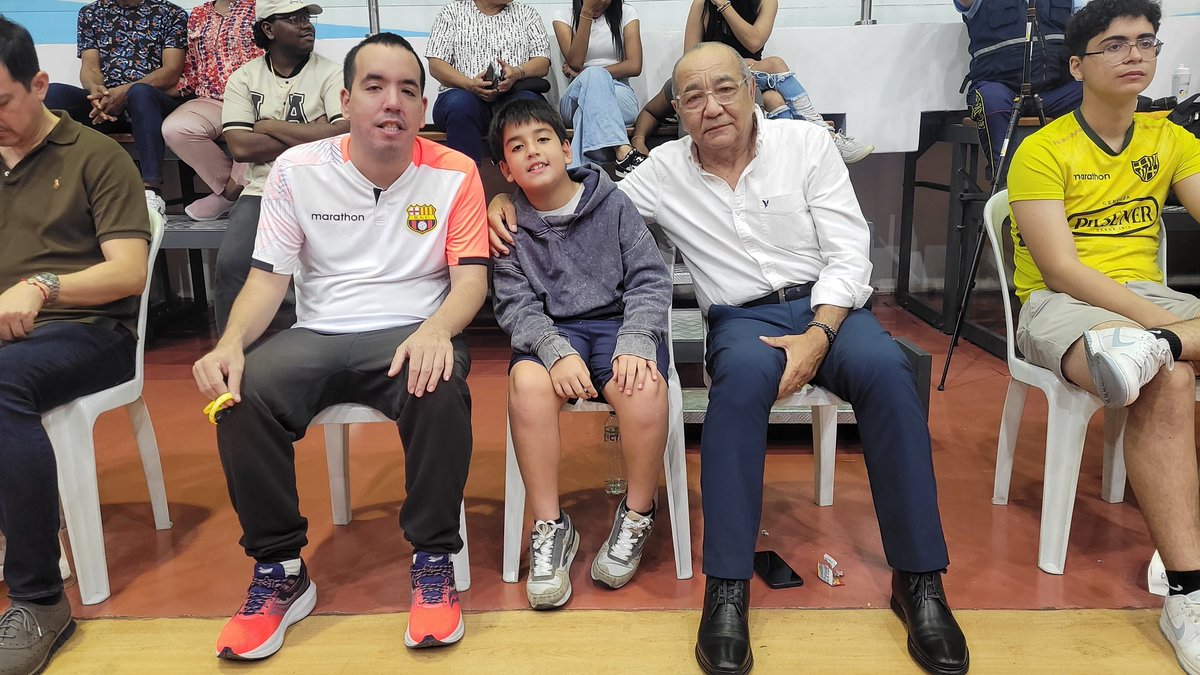 Tres generaciones fieles a BSC 

Carlos Medina (padre) Guido Medina (hijo) y Luis Salgado Medina (nieto), acompañan en todos los partidos de Basket y Fútbol