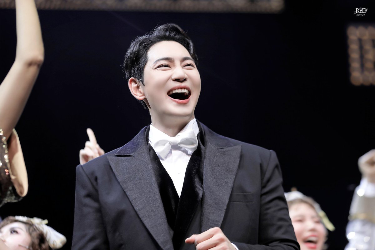 250729 뮤지컬 브로드웨이 42번가 커튼콜
빌리 로러 役｜장지후 배우님

우린 떠나네 바이바이
날개 펴고 Hoorah!

#브로드웨이42번가 #장지후