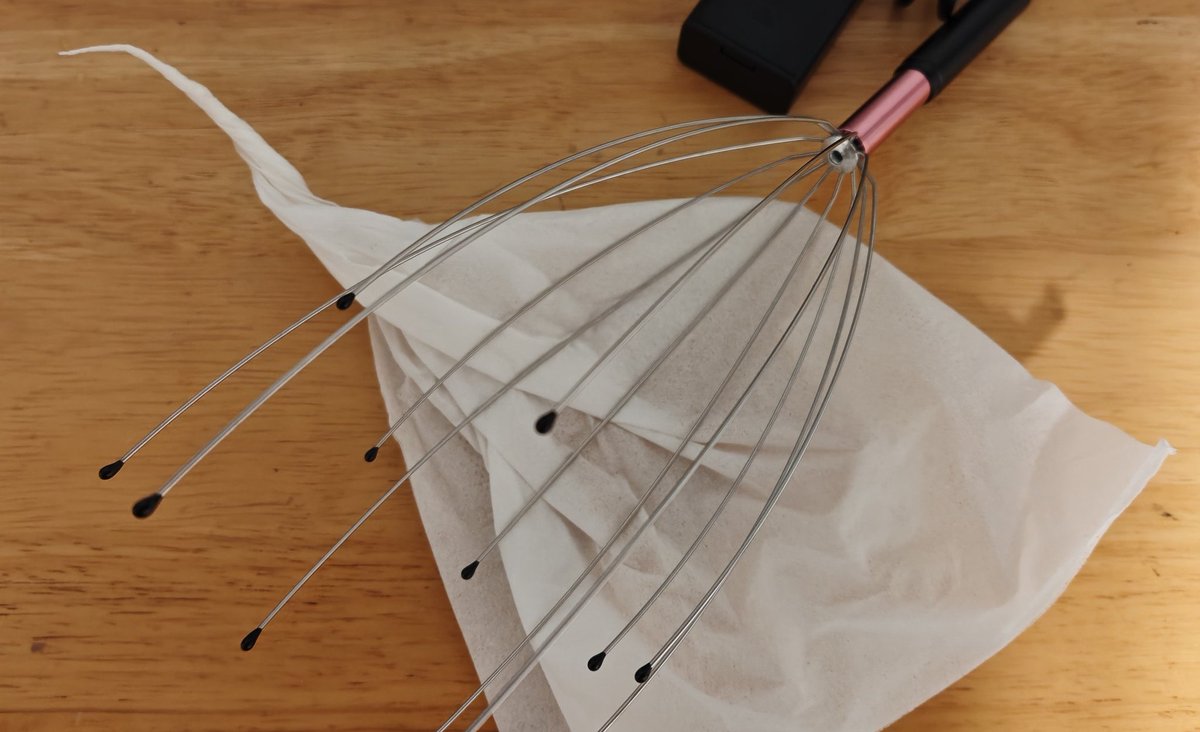 先日購入した電動ヘッドマッサージャーの先端にこよりを取り付けて試しに耳責めしてもらったら、予想以上に良かった🥰