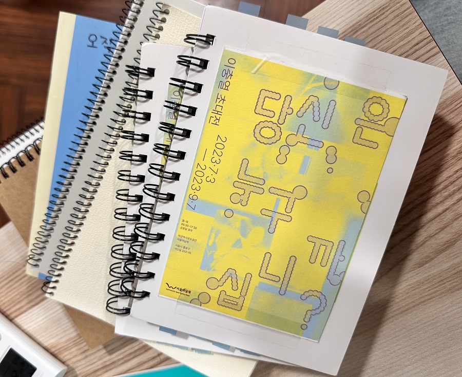 "21세기엔 시각성이 더 강해지고 몸을 소외시키게 되는 것 같아요. 스마트폰 같은 작은 화면에 눈을 가두고, 가보지 않은 곳도 가본 것처럼 생각하고, 움직임이 너무 작아지고, 사람들과 접촉도 적어지고, 경험하지 않은 것도 안다고 착각하게 돼죠"
논문 밖 인터뷰⑦ 이충열 ildaro.com/10239