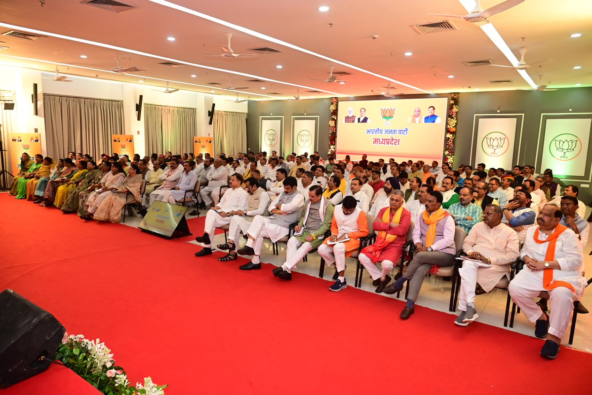 Satish Upadhyay (@upadhyaysbjp) on Twitter photo आज मुख्यमंत्री निवास पर आयोजित जिला अध्यक्ष बैठक में सहभागी हुआ।
इस महत्वपूर्ण बैठक में भारतीय जनता पार्टी के शीर्ष नेतृत्व की गरिमामयी उपस्थिति रही।
बैठक में राष्ट्रीय सह संगठन महामंत्री श्री <a href="/shivprakashbjp/">Shivprakash</a> जी, मध्यप्रदेश के माननीय मुख्यमंत्री श्री <a href="/DrMohanYadav51/">Dr Mohan Yadav</a> जी, प्रदेश आज मुख्यमंत्री निवास पर आयोजित जिला अध्यक्ष बैठक में सहभागी हुआ।
इस महत्वपूर्ण बैठक में भारतीय जनता पार्टी के शीर्ष नेतृत्व की गरिमामयी उपस्थिति रही।
बैठक में राष्ट्रीय सह संगठन महामंत्री श्री <a href="/shivprakashbjp/">Shivprakash</a> जी, मध्यप्रदेश के माननीय मुख्यमंत्री श्री <a href="/DrMohanYadav51/">Dr Mohan Yadav</a> जी, प्रदेश