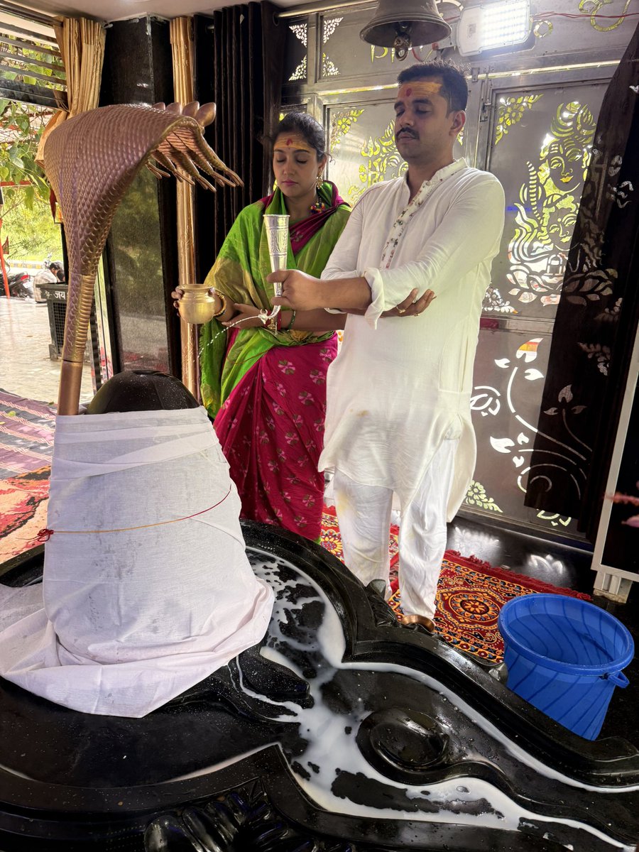 आज मेरा ट्विटर परिवार 184K का हो गया समस्त मित्रों के लिए सावन मास में मैं महादेव से उत्तम स्वास्थ्य एवं मंगलमय जीवन की कामना करती हूँ
